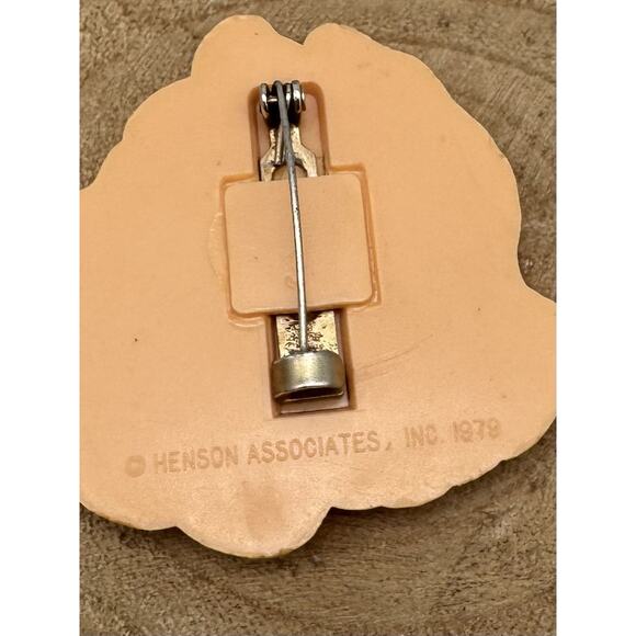 Vintage Miss Piggy Muppets Pin Brooch Henson Associates 1979 2" x 2" Inches - Picture 3 of 4